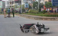 Vừa đi vừa hò hét, hai thanh niên đâm xe vào cột điện tử vong