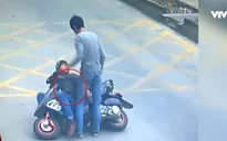 Trung Quốc: Tài xế hạ gục tên trộm điện thoại ngay trên xe