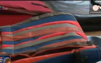 Tái chế áo phao của người tị nạn thành túi, ví