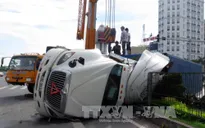 Xe container lật ngang trên quốc lộ 10