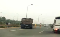 Xe tải đâm trực diện một cảnh sát giao thông