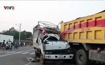 Xe đầu kéo rơi xuống chân cầu đứt đôi, 1 người thiệt mạng