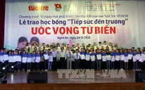 Tặng học bổng cho tân sinh viên vượt khó khu vực Bắc Trung Bộ