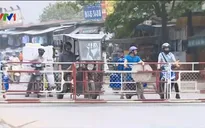 Người lái tàu hoả phanh gấp tránh xe máy: Quá may mắn mới không xảy ra tai nạn