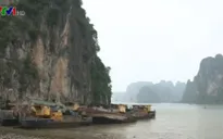 Di dời 12 tàu và sà lan bị bỏ hoang trên Vịnh Hạ Long