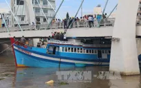 Bình Thuận: Khẩn trương cứu hộ tàu cá mắc kẹt dưới gầm cầu