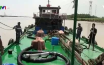 Tạm giữ tàu chở 40.000 lít xăng dầu không rõ nguồn gốc