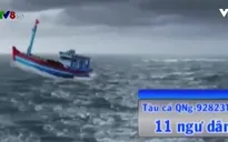 11 ngư dân Quảng Ngãi vẫn bám trụ trên tàu cá chết máy, trôi tự do