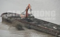 Chủ tịch UBND TP Hà Nội yêu cầu điều tra tàu nghi xả thải xuống sông Hồng