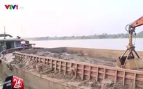 Tạm giữ tàu nghi xả thải xuống sông Hồng