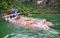 Tàu du lịch trên vịnh Hạ Long bị chìm trong đêm