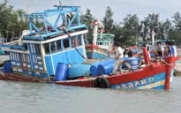 Phú Yên: Tránh lũ, tàu cá bị sóng đánh chìm
