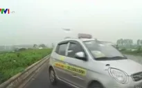 Taxi chạy ngược chiều “xém” gây tai nạn