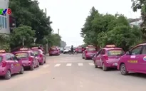 Quảng Trị: Tài xế taxi Hoàng Anh đình công vì lương thấp