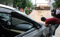 Taxi lao xuống hồ, 4 người trong xe tử vong