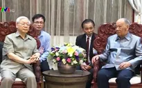 Tổng Bí thư Nguyễn Phú Trọng thăm các đồng chí lão thành cách mạng Lào