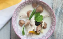 Cách làm canh gà om nước cốt dừa kiểu Thái đậm đà, béo ngậy
