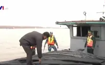 Bắt giữ tàu vận chuyển gần 100 tấn than không rõ nguồn gốc