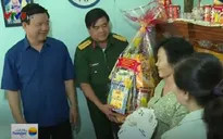 Bí thư Thành ủy TP.HCM thăm và tặng quà gia đình chính sách
