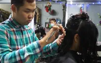 Tiệm tóc "không lời" của ông chủ khiếm thính 9X tại Hà Nội