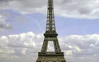 Một phần cầu thang của tháp Eiffel (Pháp) được bán với giá nửa triệu euro