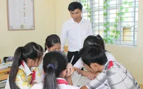 Thầy giáo sửa xe, bắt cá "bám" đảo dạy học