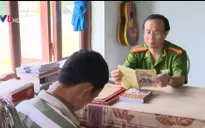 Tấm lòng người thầy thuốc mang hai màu áo