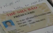 Dùng thẻ nhà báo “dỏm” che mắt CSGT