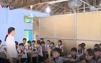 Thiếu phòng học, học sinh phải học trong... kho lúa
