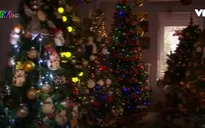 Choáng ngợp với ngôi nhà được trang trí với 100 cây thông noel