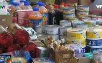 Không có tiền, người dân Yemen tìm mua thực phẩm sắp hết hạn