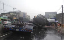 Quảng Ngãi: Xe đầu kéo húc lật xe tải, 2 tài xế bị thương