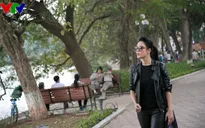 Ca sĩ Thu Phương diện đồ da cực ngầu ở bờ hồ Hoàn Kiếm