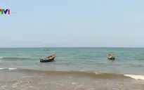 Lấy mẫu xét nghiệm vết nước đỏ tại biển Quảng Bình