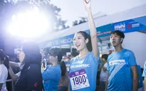 Á hậu Thúy Vân thi chạy cùng Tăng Thanh Hà và Phillip Nguyễn
