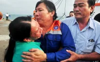 Rơi nước mắt cảnh đón 34 ngư dân bị đâm chìm tàu cá ở Hoàng Sa