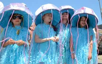 Hóa trang thành sinh vật biển trong lễ hội Tiên Cá ở đảo Coney
