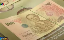 Người Thái xếp hàng dài chờ mua tiền lưu niệm in hình Nhà vua Bhumibol Adulyadej