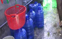 Quảng Nam tiêu hủy hơn 100 thùng nước uống đóng chai