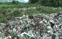 Người dân Long An mang bệnh vì bãi rác vùng giáp ranh