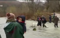 Hàng trăm người tị nạn vật lộn vượt sông để vào Macedonia