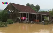 Người dân miền Trung kiệt sức vì "lũ chồng lũ"