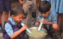 Sử dụng dụng cụ LifeStraw để uống nước sạch ở bất cứ đâu