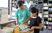 Xây giếng sách nặng 4 tấn khuyến khích con gái học hành