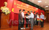 Trao học bổng bổ sung cho con em Việt kiều Lào học tại Việt Nam