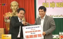 Hội người Hà Nội tại CHLB Đức trao quà cho trẻ khuyết tật