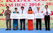 Tổng Liên đoàn Lao động Việt Nam trao quà cho con em ngư dân miền Trung