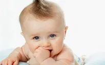 Mút tay làm giảm nguy cơ dị ứng ở trẻ