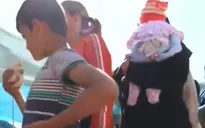 Trẻ tị nạn xếp hàng dài chờ tắm ở Idomeni