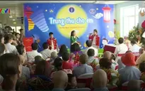 Phó Chủ tịch nước Đặng Thị Ngọc Thịnh trao quà Trung thu cho bệnh nhi ung thư